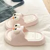 Song Xiao Ke Ropa de Exterior de Verano Linda Antideslizante Suela Gruesa Dormitorio Estudiantil 2026 Nuevas Pantuflas para Mujer Hogar Dibujos Animados Chanclas