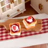 Miniatura de Resina Artificial Pastel de Fresa con Mermelada Roja y Crema Arándano Accesorios para Joyería DIY Adornos para Casa de Muñecas