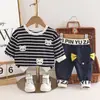 Atacado de Roupas Infantis para Meninos, Conjunto Casual de Duas Peças de Manga Longa com Listras e Cabeças de Três Ursos para Meninos, Venda Direta