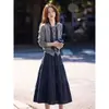Elegante conjunto de falda a cuadros para mujer, nuevo estilo de principios de otoño, bufanda de seda con cuello halter, conjunto de dos piezas de punto estilo universitario