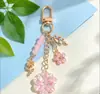 Llavero de Flor de Hilo de Colores con Cuentas Flor Azul Fresca Ramas y Hojas de Rosa Llavero de Metal Encanto de Bolso Suave y Femenino