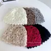 Chapéu de Crochê Floral Feito à Mão Estilo Chinês para Mulheres, Chapéu de Lã Quente de Camada Dupla para Outono e Inverno, Chapéu Versátil para Cobrir a Cabeça Tendência