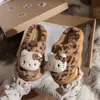 Chinelos de algodão com estampa de leopardo da Hello Kitty para mulheres, novo estilo outono/inverno 2026, adequados para estudantes em dormitórios, com forro de fleece adicionado para aquecimento e solas antiderrapantes para uso interno