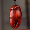 Pequeña Hoja Sándalo Rojo Tallado a Mano Pixiu Dios de la Riqueza Colgante Adorno Colgante Artesanías Puesto Ambulante Popular Fábrica Venta al por Mayor