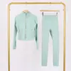 Conjunto Lulu Df de Chaqueta Corta con Cuello Alto y Pantalones Cropped con Etiqueta, En Stock Envío Directo, Corte Ajustado Cuello Alto, Cremallera Dorada Elástica