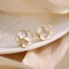 Pendientes de Botón de Camelia de Lujo Ligero de Nicho Venta Caliente Sentido de Alta Gama Pendientes de Influencer Sencillos Versátiles Temperamento Flor Joyería para Orejas Al por Mayor