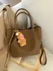 Nova Bolsa Tote de Ombro Simples de Grande Capacidade para o Outono e Inverno de 2025 Estilo Estrangeiro Tendência de Nicho Bolsa Versátil de Mão para Mulheres