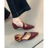 Zapatos Mary Jane rojos elegantes con una sola correa de hebilla, nueva colección otoño/invierno 2026 para mujer, adelgazantes, tacones poco profundos de punta hueca