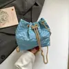 Bolso Cubo Moderno y Sencillo, Bolso de Cadena Trendy Estilo Ins Personalizado para Mujer, Nuevo Bolso de Hombro Cruzado Versión Coreana 2026 con Efecto de Onda de Agua
