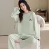 Pijama de manga larga y pantalón largo en stock para mujer, nuevo estilo de otoño, cuello redondo, sin cierre, diseño de dibujos animados, casual, se puede usar afuera, ropa de estar de algodón, juego de dos piezas