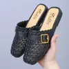 Mules fechadas com trama vazada para mulheres, novo estilo de verão 2026, brisa suave de fim de tarde, chinelos casuais de costas abertas para férias na praia