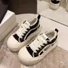 Zapatillas blancas redondas, suaves y mullidas, para mujer, nuevo modelo primavera/verano 2026, zapatillas casual de diseño único para skate, zapatos para dedos grandes