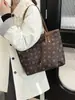 Bolsa Tote Europeia e Americana Retrô de Grande Capacidade, Moderna e Personalizada para Mulheres 2026 Casual Nova Tendência Bolsa de Mão para o Dia a Dia Bolsa de Ombro