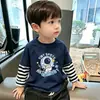 Camiseta listrada de manga comprida para meninos, novo estilo primavera e outono 2026, top de algodão puro para outono de meninos, camisa da moda estilo coreano