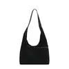 Bolsa Plush Retro com Rebites Outono Inverno 2026 Nova Moda Bolsa Tote Grande Capacidade Bolsa de Ombro Único Feminina