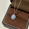 Atmósfera Retro de Gama Alta Rodeada de Pendientes, Anillos, Collares con Piedras de Patrón Marino de Circonita, Trajes Blancos de Lujo y Elegancia
