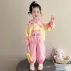 Conjunto para Meninas Primavera e Outono 2026 Novo Estilo Moletom Infantil de Manga Longa com Estampa de Gato e Gola Boneca, Conjunto de Duas Peças Super Fofo