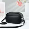 La bolsa nueva más vendida del fabricante para mujer es moderna, versátil, casual, a la moda, elegante, de alta gama y sofisticada, disponible como bolso de hombro o cruzado.