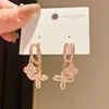 Brincos de Tarraxa Flor de Trevo Flor de Zircônia Prateada Leve Luxo Forma de C Exquisitos Retro Modernos Brincos de Orelha de Nicho com Sensação de Alto Padrão