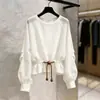 Camisa Branca Elegante de Manga Longa com Gola Redonda para Mulheres 2026 Outono Estilosa com Cordão na Cintura Design Emagrecedor Top A13788