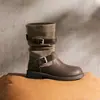 Botas Martin plisadas retro para mujer, nueva colección otoño/invierno 2026, con tacón grueso que aumenta la altura, diseño de retazos y hebilla de cinturón, creando un elegante estilo de bota de montar a media pantorrilla