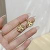 Brincos Olho de Gato Estilo Chanel Elegantes Agulha de Prata Moda Nicho Brincos de Flor Elegantes Design Versátil Brincos Sensação para Mulheres