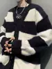 Suéter Cárdigan de Terciopelo de Visón de Alta Calidad con Cuello en V Contrastante para Hombre Marca de Moda Perezosa Chaqueta de Punto a Rayas Holgada para Pareja