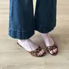 Moda Nueva Primavera/Verano 2026 Versátil Sexy Piel Suave Cuña Baja Punta Redonda Correa Única Tacón Alto Zapatillas Versátiles Simples