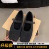 Zapatos Mary Jane de suela plana estilo coreano para mujer, nuevo modelo otoño e invierno 2025, negros, delicados, versátiles, zapatos de felpa y peludos