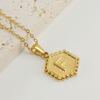 Nuevo colgante de letra hexagonal de acero de titanio de moda europea y americana transfronteriza, collar de acero inoxidable con 26 letras en inglés para mujer, venta al por mayor
