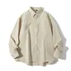 Camisa de manga larga, un atuendo masculino elegante y sofisticado, combinado con una camisa blanca de algodón casual y fresca