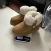 Botas de nieve de invierno para mujer, de felpa, con suela gruesa, botas cortas cálidas antideslizantes de algodón para uso en exteriores, botas cortas de felpa de moda y versátiles