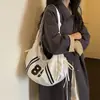 Bolsa tote de grande capacidade para mulheres, novo modelo 2026, bolsa de ombro estilo esportivo casual americano, bolsa transversal de ombro versátil e moderna para o dia a dia