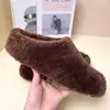 Pantuflas de moda y populares para 2026 con un diseño limpio y minimalista, que presentan un estilo único y discreto, punta poco profunda y un aspecto femenino de punta cerrada.