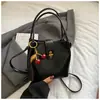 Bolsa Pequena Casual Retrô para Mulheres 2025 Outono Nova Tendência Bolsa de Mão para Passeio Popular Bolsa de Ombro Único Transversal Bolsa de Balde