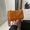 La popular bolsa cuadrada pequeña para mujer con cadena de este año 2024 nueva bolsa cruzada casual simple bolso de hombro de moda para mujer