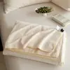 Manta Composta Bordada de Veludo de Leite Quente para Outono e Inverno, Manta para Cochilo no Escritório, Manta de Sofá, Manta de Coral Fleece Macia e Amiga da Pele