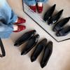 Sapatos Elegantes Estilo Hepburn com Fivela Quadrada Nova Coleção Primavera 2025 Cabeça Quadrada Pequena Boca Rasa Aumenta Altura Sapatos Femininos Couro Couro Patentê Sapatos Femininos Camada Única