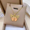 [Acero de titanio] Collar elegante y lujoso con diseño de mariposa y diamantes de imitación para mujer, cadena de clavícula que combina con todo, cadena de acero de titanio.