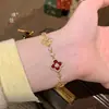 Pulsera de Flor de Cuatro Hojas Roja Incrustada de Diamantes Color Oro Arena Mismo Estilo de la Tienda de Oro Puzuo, Lujo Accesible Exquisito de Nicho Pulsera de Nácar para tu Novia