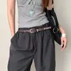 Cinturón delgado tachonado estilo punk retro para mujer, único y elegante, adecuado para combinar con faldas y jeans como accesorio.
