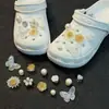 Novos chaveiros de resina para tamancos no atacado: designs fofos de desenhos animados, flores versáteis para sapatos em formato de borboleta, flores bolha e decorações de animais