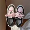 Lindas zapatillas blancas de punta redonda y suela gruesa para mujer, nueva colección otoño 2026, con un diseño único, adecuadas para estudiantes, estilo casual y de corte bajo