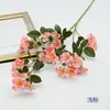 Arreglo de flores artificiales de seda de camelia de 2 puntas para mesa de comedor, decoración de plantas verdes, arreglo floral y decoración de ambiente comercial