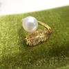 Anillo de Perla Natural de Agua Dulce Destacado Sentido Avanzado Color Oro 18K Conservación del Color Circonita Microincrustada Anillo de Perla Pluma