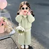 Conjunto de sudadera con capucha de estilo deportivo casual para niñas, nuevo atuendo versátil de tres piezas para la moda de otoño, ropa elegante para niñas