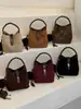 Bolso bandolera cuadrado pequeño de gamuza retro moderno 2026 nuevo de otoño para mujer, de gran capacidad, para uso diario
