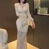 Vestido de encaje estilo francés con cuello en V y manga acampanada para mujer, nuevo otoño, corte ajustado, que favorece la figura, bodycon sexy