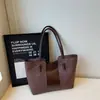 Bolso de mano grande retro para otoño e invierno para mujer, de alta gama y ligero, bolso de hombro elegante con gran capacidad, 2026 transfronterizo