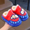 Zapatos de Algodón para Niños Ultraman para Niños 2025 Nuevos Otoño e Invierno Hogar Interior Trasero Abierto Suela Gruesa Forro de Felpa Botas de Algodón Cálidas